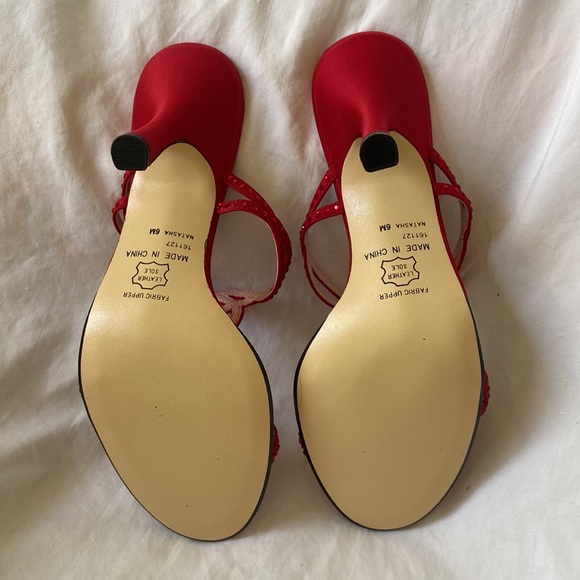 BEAUTIFUL RED SATIN HEELS, size 6 NEVER WORN. M.PATICK. PERFECT CONDITION. - Picture 6 of 9